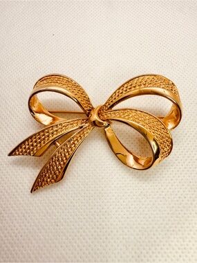 Nina Ricci Brooch Gold Tone Bow Vintage Signed. 2.5 x 1.5 IN